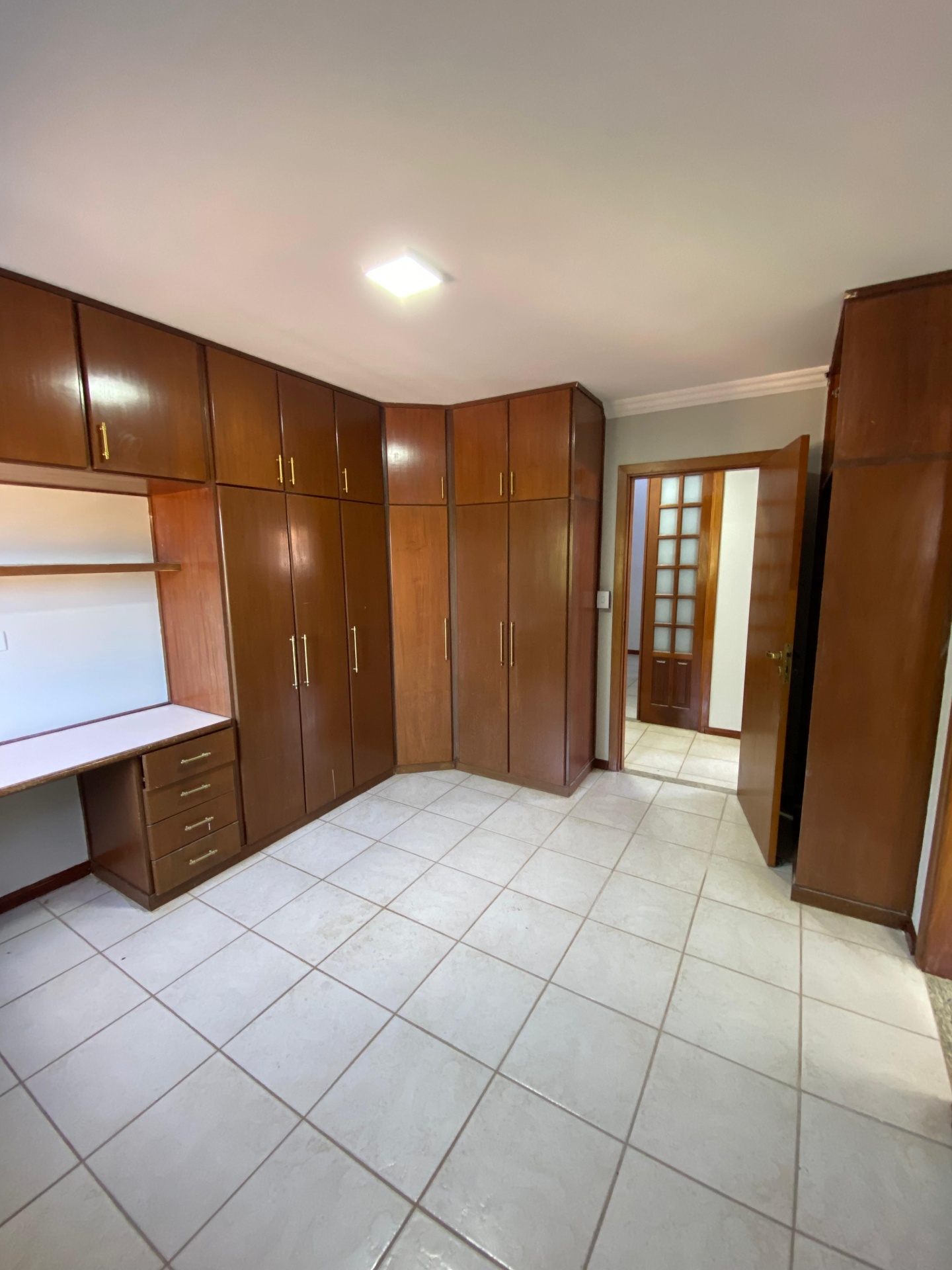Quarto com armários planejados em madeira