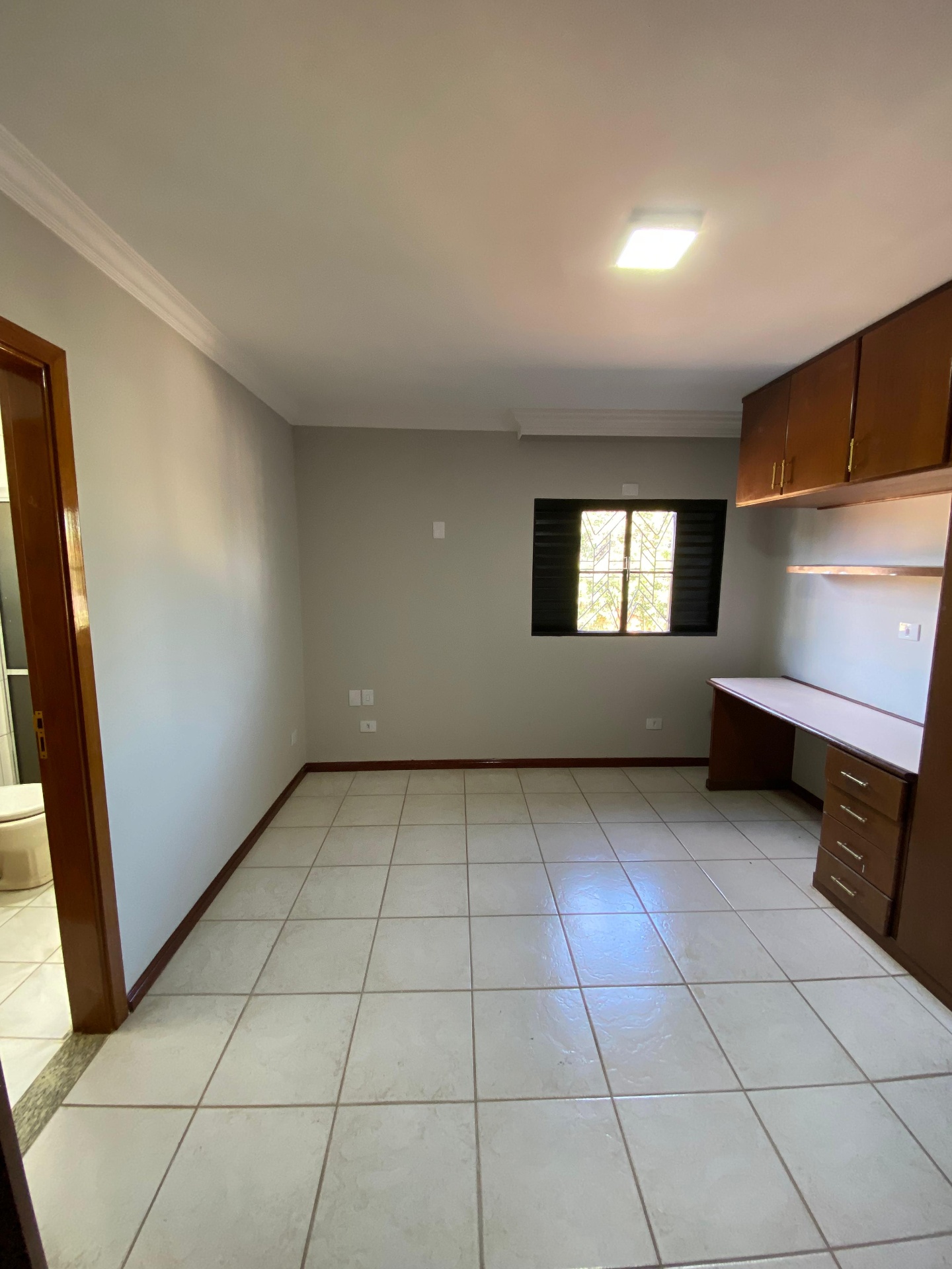 Quarto com bancada de estudo integrada