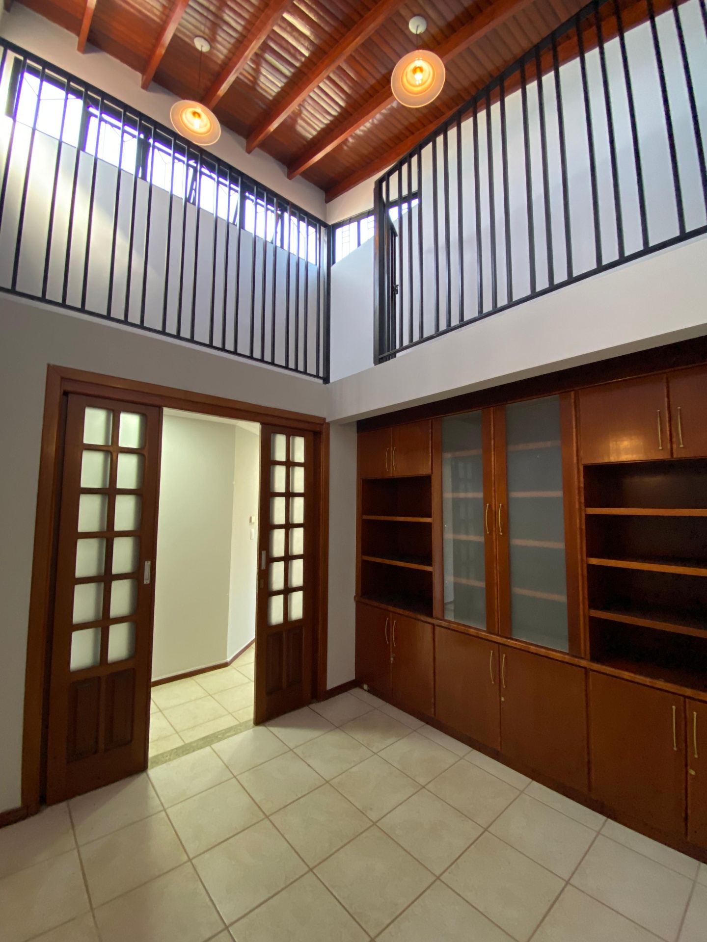 Sala com pé-direito duplo e marcenaria planejada