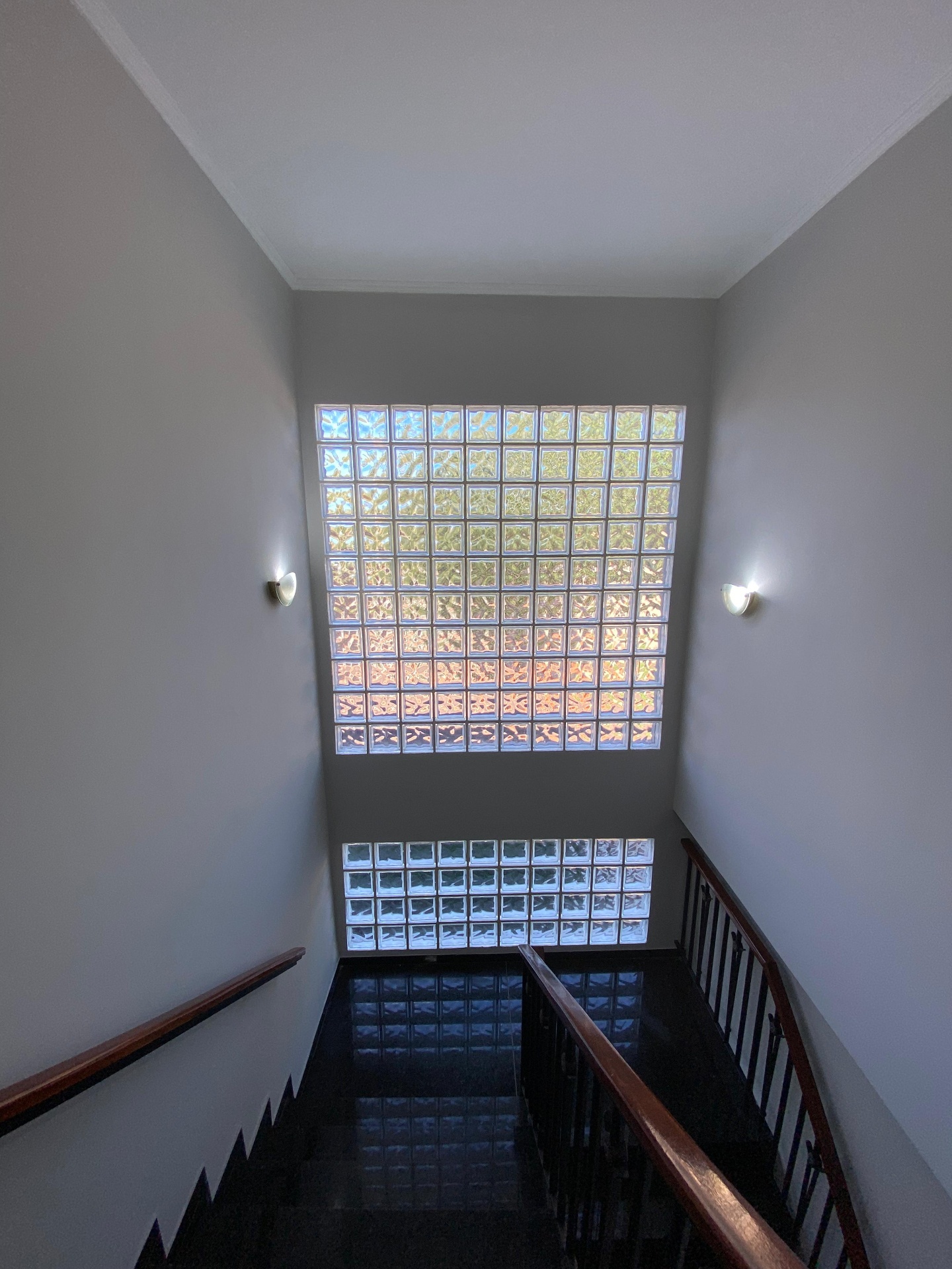 Escadaria com vitral de blocos de vidro