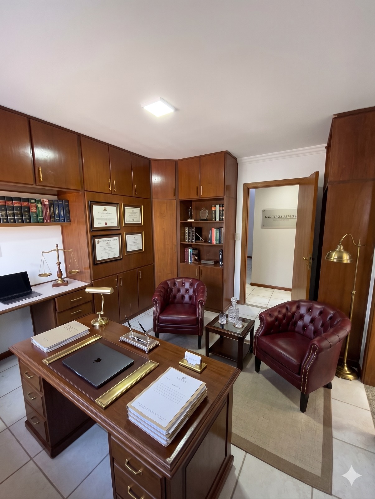 Sala configurada como escritório de advocacia